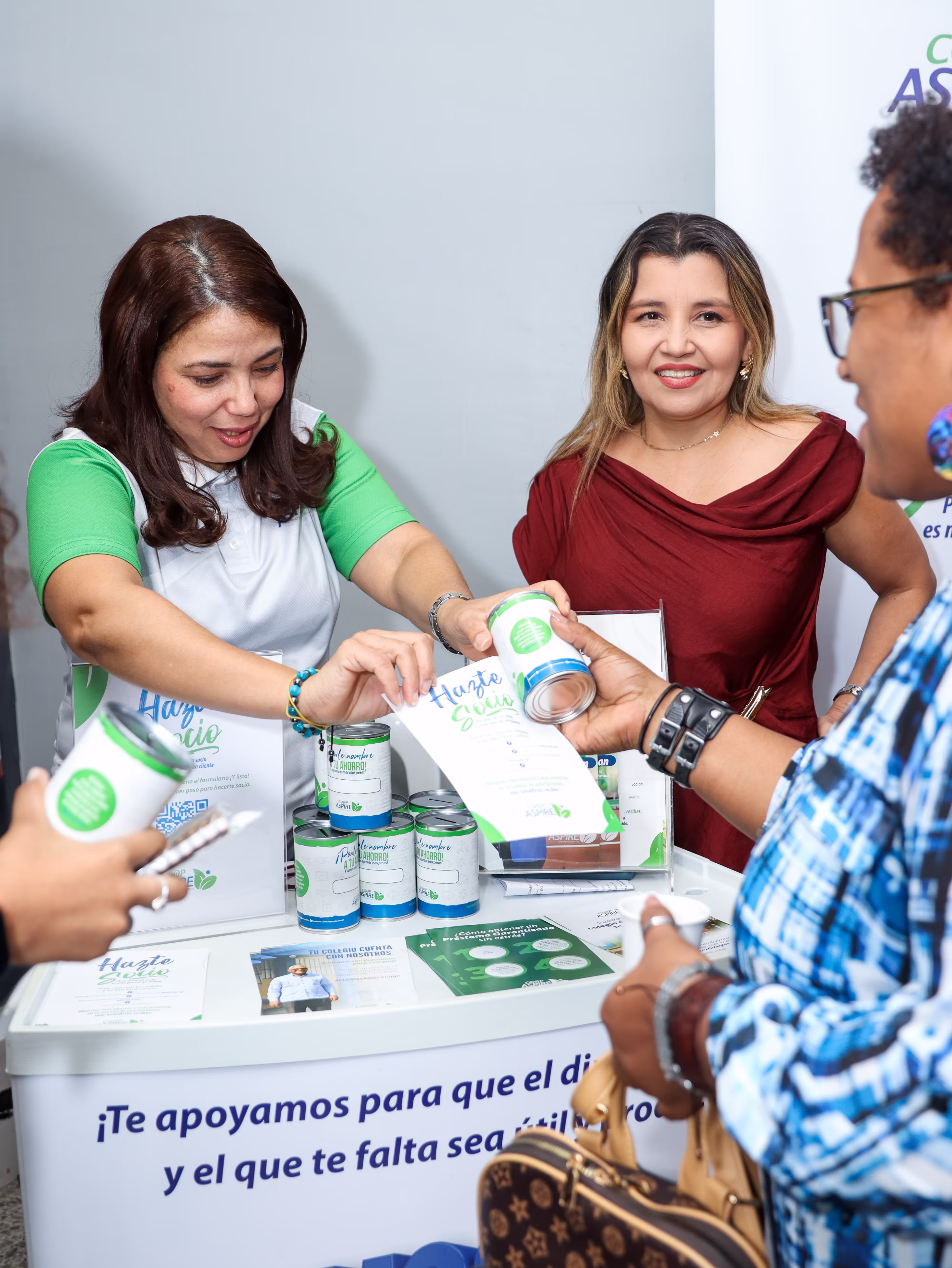 Grupo de jóvenes frente a una vivienda comunitaria